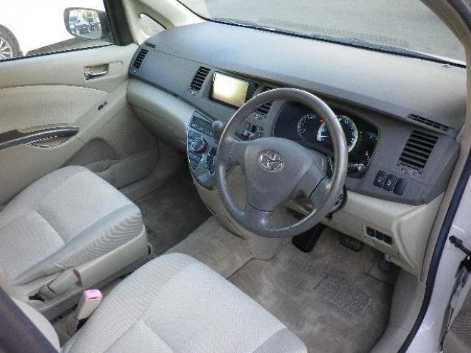 アイシスプラタナリミテッド４ＷＤ　パワスラ　ＨＤＤナビ　寒冷地仕様 4WD 2000 5Dr