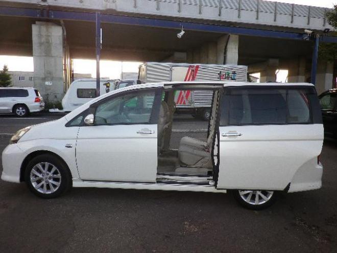 アイシスプラタナリミテッド４ＷＤ　パワスラ　ＨＤＤナビ　寒冷地仕様 4WD 2000 5Dr