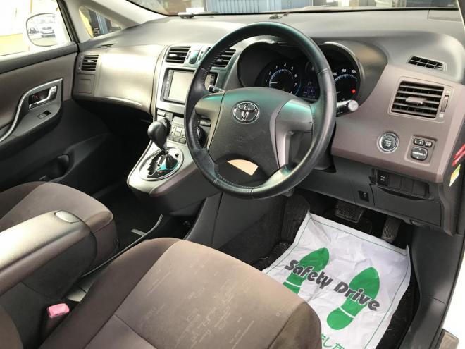 マークXジオ２４０Ｆ エアロツアラ―　☆特別限定車☆　純正ＨＤＤナビ（ミュージックサーバー・バックカメラ）　エアロツアラーバンパー・グリル　ＥＮＫＥＩ ＳＭＡＣＫ１６インチＡＷ　プッシュスタート　オートライト　スマートキー　７人乗り　ＥＴＣ　ＨＩＤ　タイミングチェーン　カタログ燃費１２．０km/Ｌ　４WD 2400 5Dr