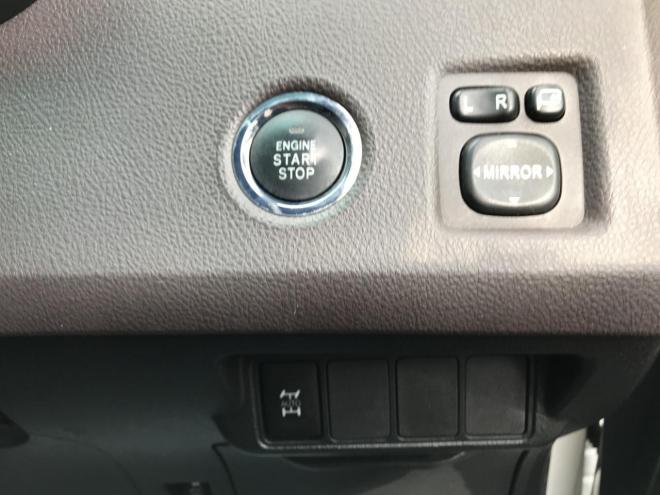 マークXジオ２４０Ｆ エアロツアラ―　☆特別限定車☆　純正ＨＤＤナビ（ミュージックサーバー・バックカメラ）　エアロツアラーバンパー・グリル　ＥＮＫＥＩ ＳＭＡＣＫ１６インチＡＷ　プッシュスタート　オートライト　スマートキー　７人乗り　ＥＴＣ　ＨＩＤ　タイミングチェーン　カタログ燃費１２．０km/Ｌ　４WD 2400 5Dr