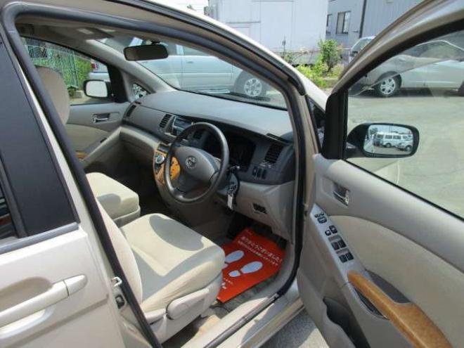 アイシス2.0 G 4WD　左パワースライドドアー 2000 5Dr