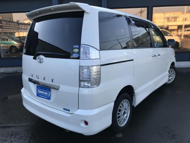 ヴォクシーZ煌　☆特別限定車☆　純正HDDナビ（ミュージックサーバー・DVD再生可）　バックカメラ　両側パワースライドドア　S-HOLD15インチAW　４WDオートモードスイッチ　ステアリングシフト　タイミングチェーン　キーレス　HID　カタログ燃費１３．２ｋｍ／L　4WD 2000 5Dr