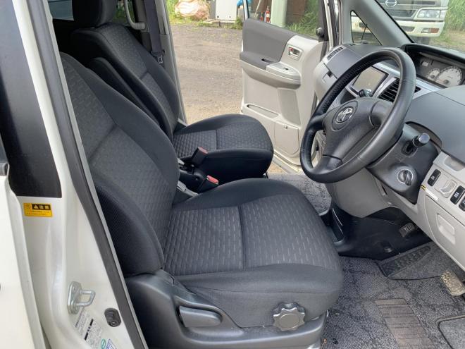 ヴォクシー2.0Z煌? 4WD 4WD 2000 5Dr