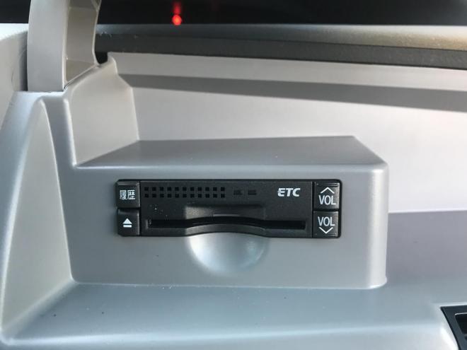 エスティマアエラス　アルパインHDDナビ（ミュージックサーバー・フルセグTV・DVD再生可）　バックカメラ　純正フリップダウンモニター　左パワースライドドア　レザー調シートカバー　LSZ１６インチAW　ウィンカーミラー　オートライト　プッシュスタート　タイミングチェーン　HID　カタログ燃費１１．４ｋｍ/L　4WD 2400 5Dr