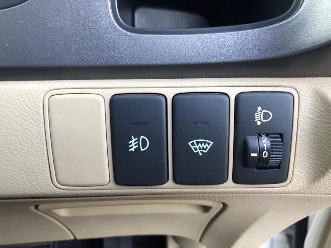 ストリームＸスタイリッシュエディションパッケージ　純正ＣＤナビ　バックカメラ　ＷＥＤＳレオニス１８インチ　ＨＩＤ　ＥＴＣ　レべライザ―　フロントガラス熱線　コーナーポール　タイミングチェーン　4WD 　カタログ燃費１３．８ｋｍ／Ｌ　1800 5Dr