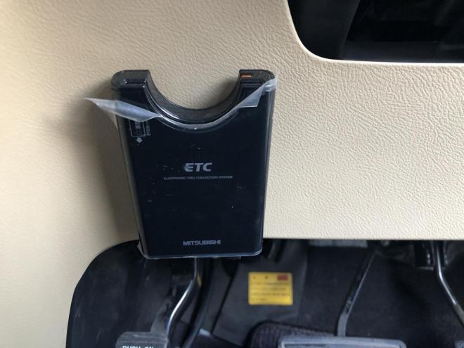 ストリームＸスタイリッシュエディションパッケージ　純正ＣＤナビ　バックカメラ　ＷＥＤＳレオニス１８インチ　ＨＩＤ　ＥＴＣ　レべライザ―　フロントガラス熱線　コーナーポール　タイミングチェーン　4WD 　カタログ燃費１３．８ｋｍ／Ｌ　1800 5Dr