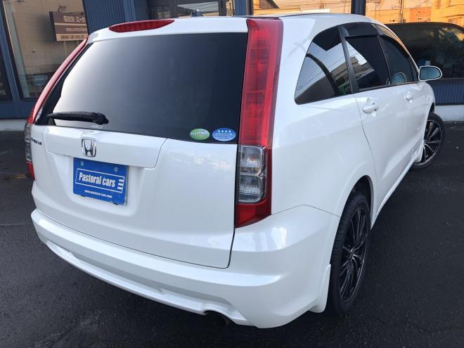 ストリームＸスタイリッシュエディションパッケージ　純正ＣＤナビ　バックカメラ　ＷＥＤＳレオニス１８インチ　ＨＩＤ　ＥＴＣ　レべライザ―　フロントガラス熱線　コーナーポール　タイミングチェーン　4WD 　カタログ燃費１３．８ｋｍ／Ｌ　1800 5Dr
