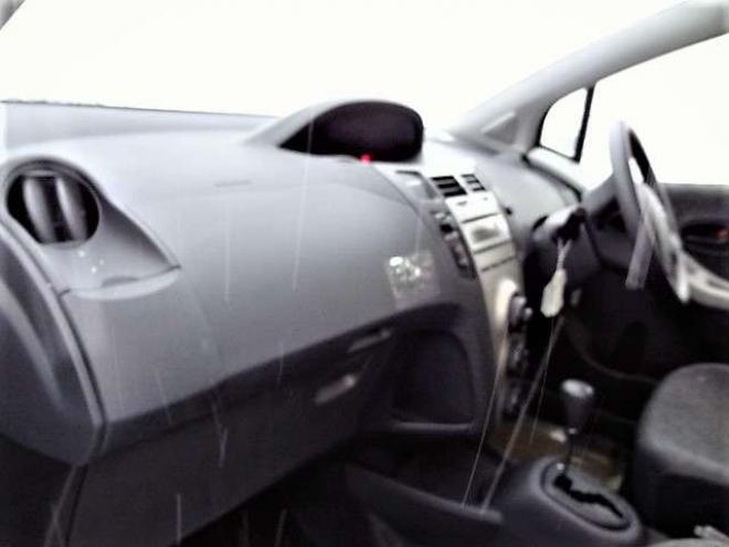 ヴィッツ1.3 F 4WD　 1300 5Dr