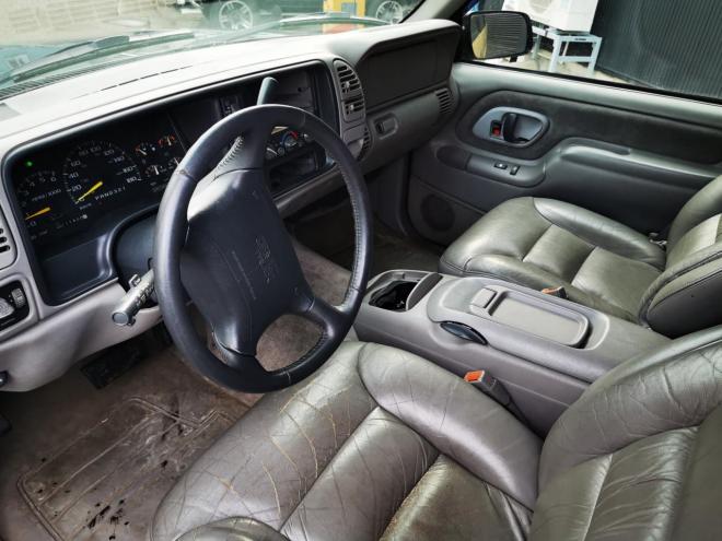 GMCユーコン　SLT　5.7L　V8 4WD 5700 5Dr