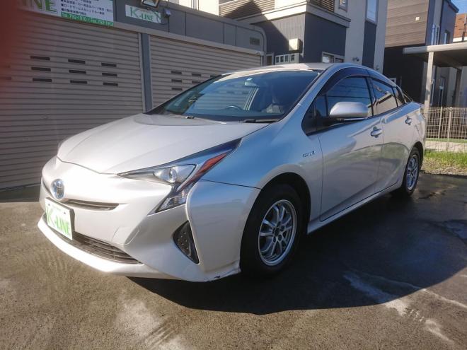 プリウスS　ワンオーナー車　ハイブリッド車　寒冷地仕様　純正SDナビ・TV　LEDヘッドライト　プッシュスタート　ワイパーデアイサー　ビルトインETC　 ステアリングスイッチ機能　オートライト機能　横滑り防止機能　純正１５インチAW＆夏タイヤ　社外１５インチAW＆冬タイヤ　カタログ燃費JC08モード　３４．０㎞/L　4WD 1800 5Dr