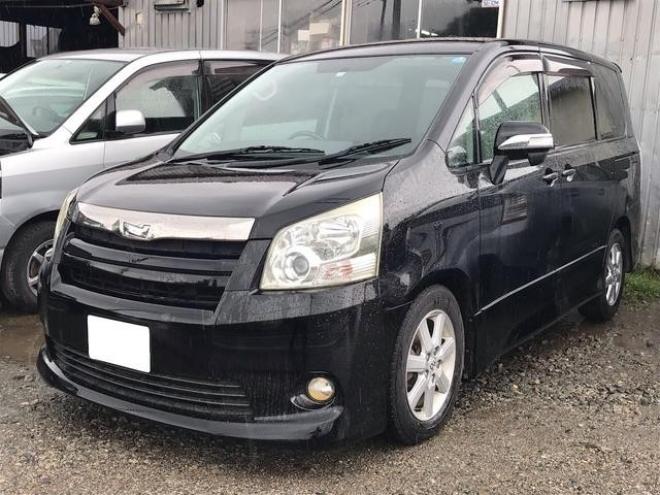 ノアＳｉ　４ＷＤ　純正シートカバー　ミラーウィンカー　アルミホイール　ＨＩＤヘッドライト　３列シート　フルフラットシート　ウォークスルー　キーレスエントリー　スマートキー 4WD 2000 5Dr