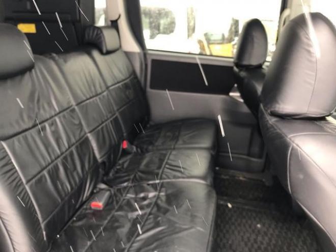 ノアＳｉ　４ＷＤ　純正シートカバー　ミラーウィンカー　アルミホイール　ＨＩＤヘッドライト　３列シート　フルフラットシート　ウォークスルー　キーレスエントリー　スマートキー 4WD 2000 5Dr