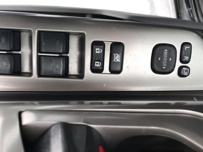 ノアＳｉ　４ＷＤ　純正シートカバー　ミラーウィンカー　アルミホイール　ＨＩＤヘッドライト　３列シート　フルフラットシート　ウォークスルー　キーレスエントリー　スマートキー 4WD 2000 5Dr