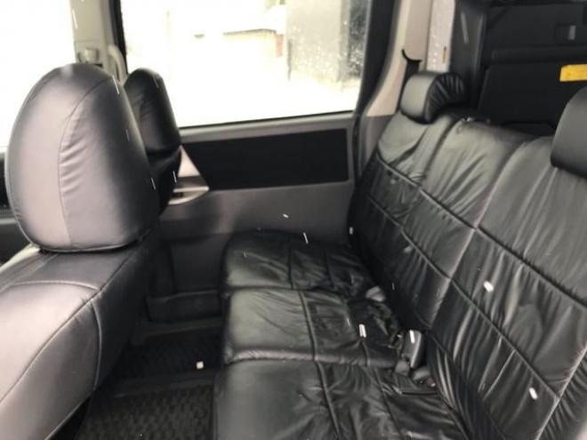 ノアＳｉ　４ＷＤ　純正シートカバー　ミラーウィンカー　アルミホイール　ＨＩＤヘッドライト　３列シート　フルフラットシート　ウォークスルー　キーレスエントリー　スマートキー 4WD 2000 5Dr