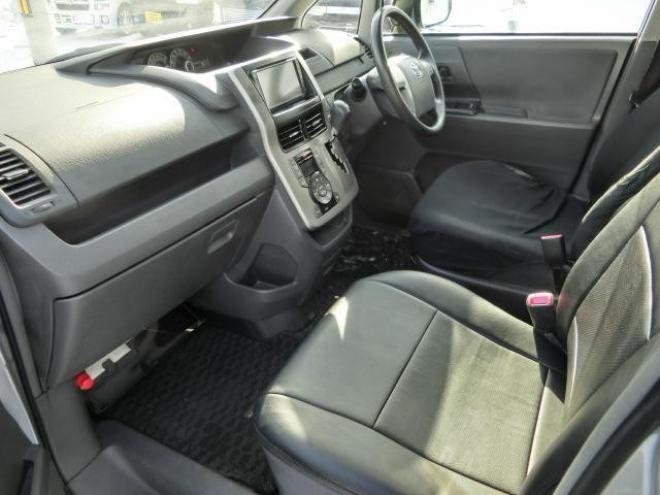 ノア４ＷＤ・５名乗車・貨物登録４ナンバー・ＴＶ・ナビ 4WD 2000 5Dr