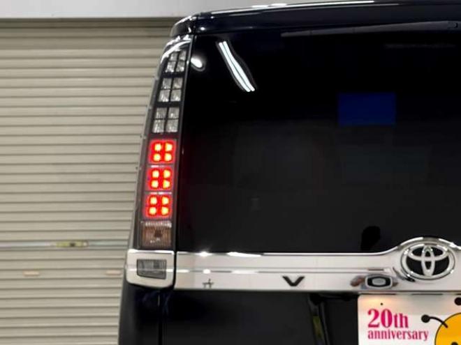 ヴォクシー2.0 X 4WD　電動スライドドア　HID　後席モニター 2000