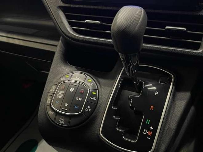 ヴォクシー2.0 X 4WD　電動スライドドア　HID　後席モニター 2000