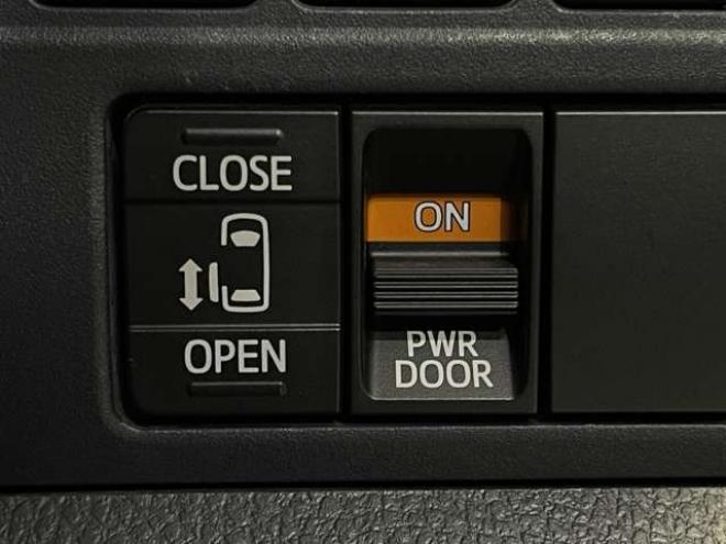 ヴォクシー2.0 X 4WD　電動スライドドア　HID　後席モニター 2000