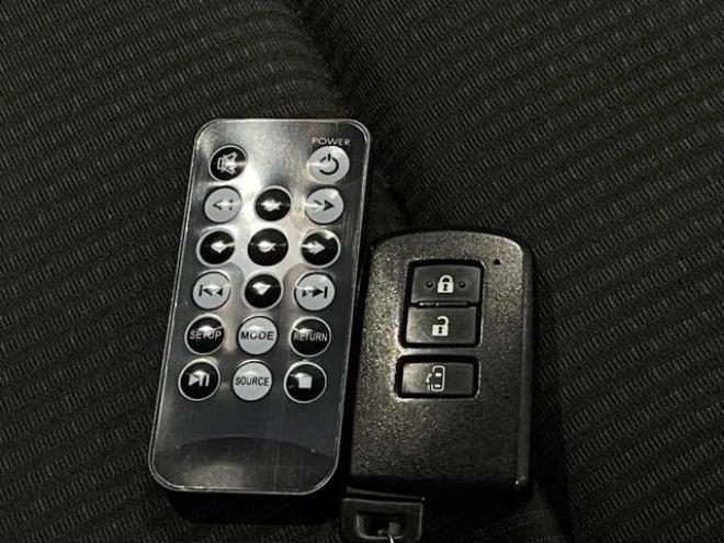 ヴォクシー2.0 X 4WD　電動スライドドア　HID　後席モニター 2000