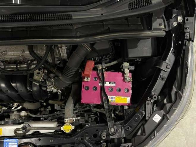 ヴォクシー2.0 X 4WD　電動スライドドア　HID　後席モニター 2000