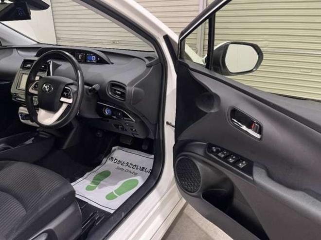 プリウス1.8 A E-Four 4WD　ブレーキサポート　Bluetooth バックカメラ 1800