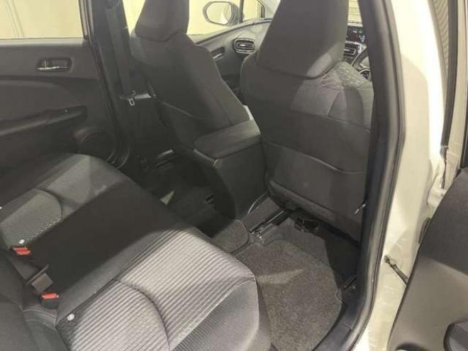 プリウス1.8 A E-Four 4WD　ブレーキサポート　Bluetooth バックカメラ 1800