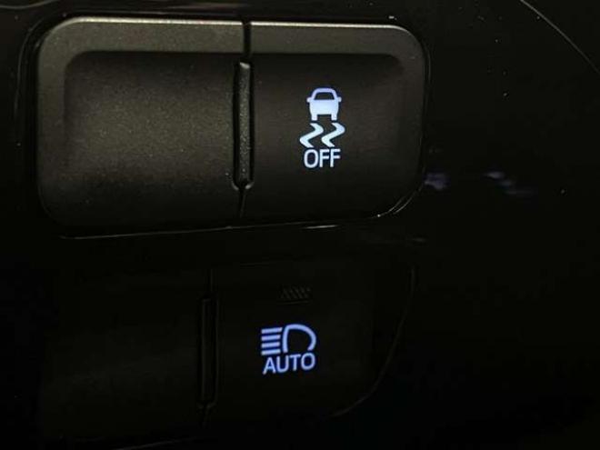 プリウス1.8 A E-Four 4WD　ブレーキサポート　Bluetooth バックカメラ 1800