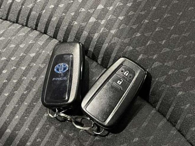 プリウス1.8 A E-Four 4WD　ブレーキサポート　Bluetooth バックカメラ 1800