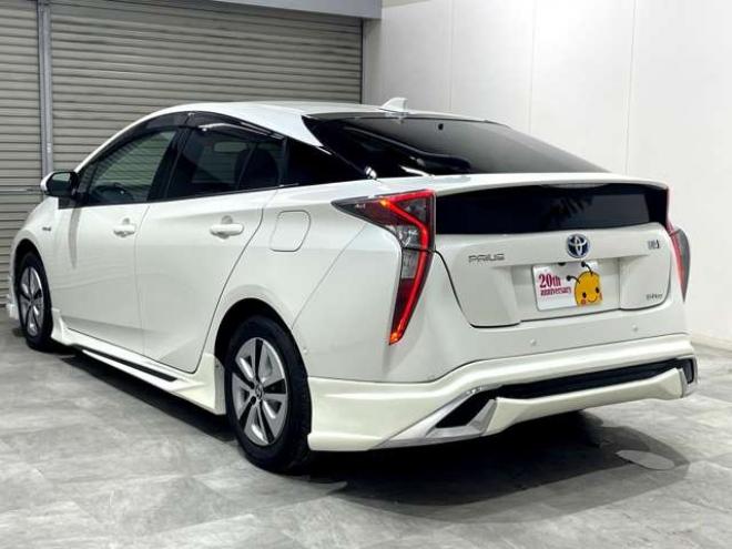 プリウス1.8 A E-Four 4WD　ナビ　フルセグ　Bluetooth　バックカメラ 1800