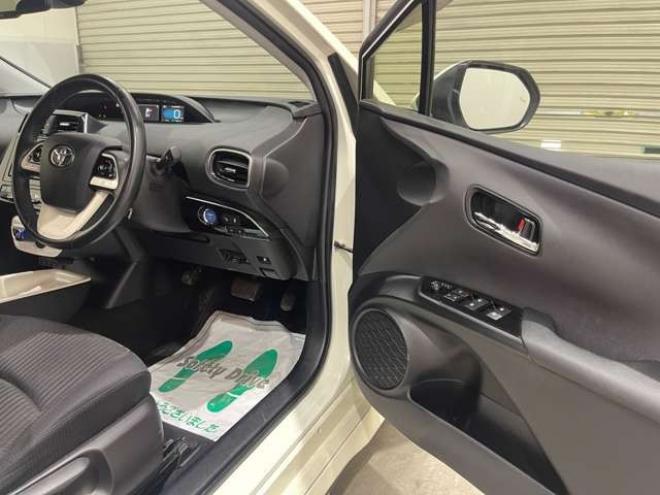 プリウス1.8 A E-Four 4WD　ナビ　フルセグ　Bluetooth　バックカメラ 1800