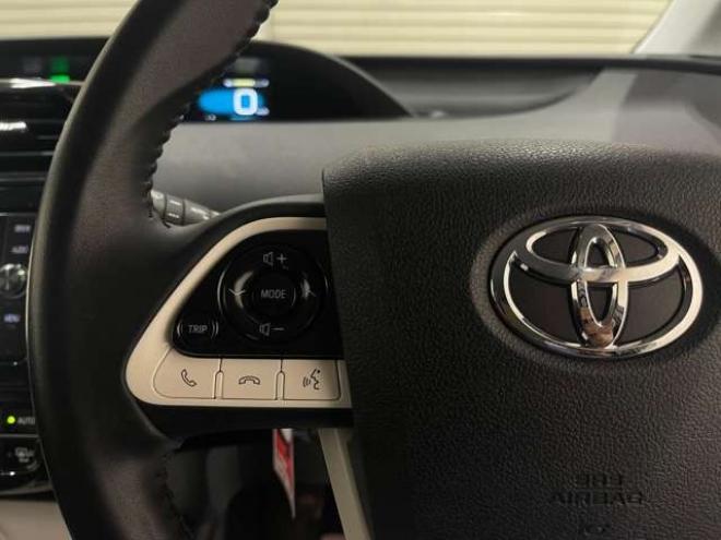 プリウス1.8 A E-Four 4WD　ナビ　フルセグ　Bluetooth　バックカメラ 1800