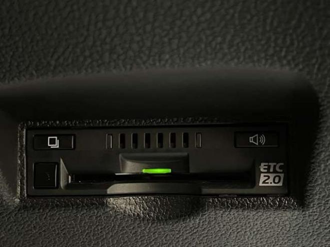 プリウス1.8 A E-Four 4WD　ナビ　フルセグ　Bluetooth　バックカメラ 1800