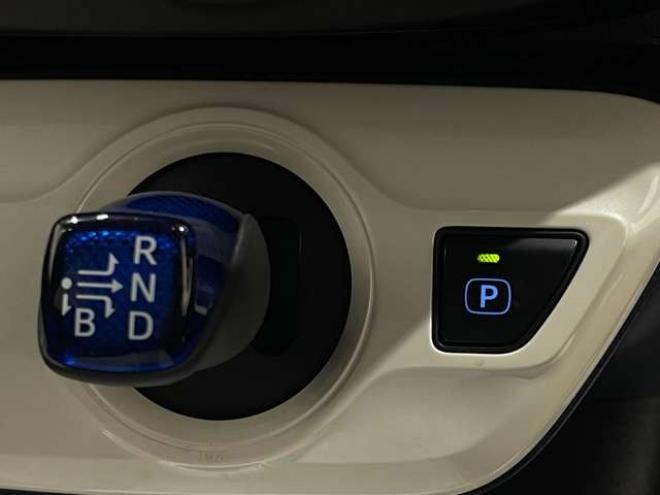 プリウス1.8 A E-Four 4WD　ナビ　フルセグ　Bluetooth　バックカメラ 1800