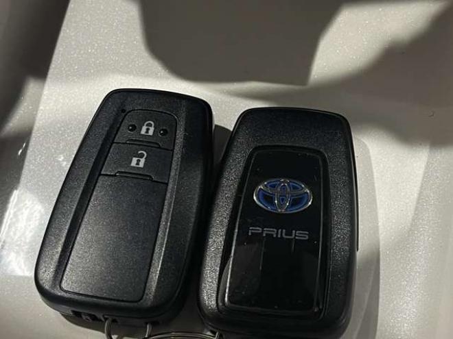 プリウス1.8 A E-Four 4WD　ナビ　フルセグ　Bluetooth　バックカメラ 1800