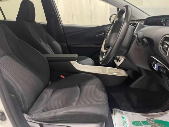 プリウス1.8 A E-Four 4WD　ナビ　フルセグ　Bluetooth　バックカメラ 1800
