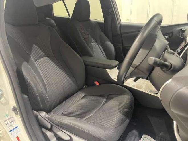プリウス1.8 A E-Four 4WD　ナビ　フルセグ　Bluetooth　バックカメラ 1800