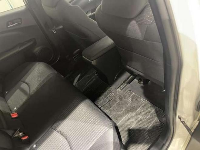 プリウス1.8 A E-Four 4WD　ナビ　フルセグ　Bluetooth　バックカメラ 1800