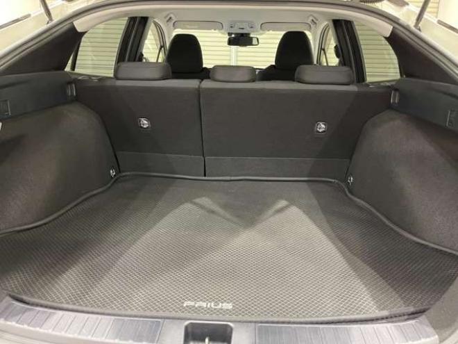 プリウス1.8 A E-Four 4WD　ナビ　フルセグ　Bluetooth　バックカメラ 1800