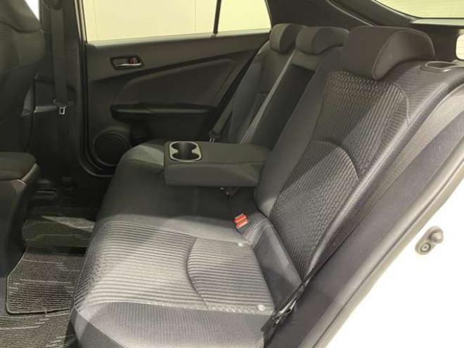 プリウス1.8 A E-Four 4WD　ナビ　フルセグ　Bluetooth　バックカメラ 1800