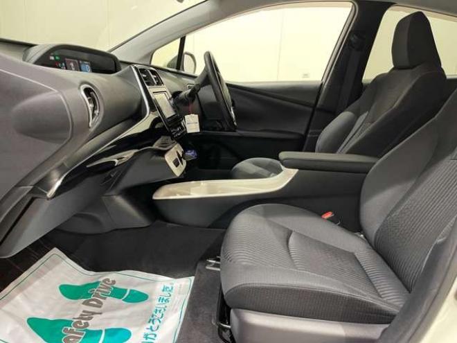 プリウス1.8 A E-Four 4WD　ナビ　フルセグ　Bluetooth　バックカメラ 1800