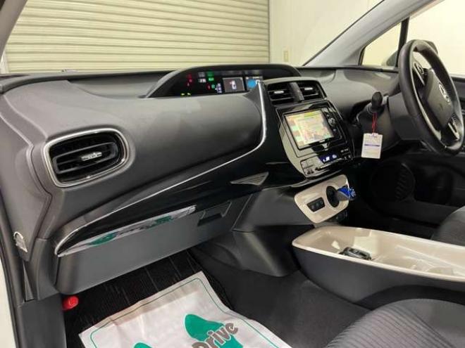 プリウス1.8 A E-Four 4WD　ナビ　フルセグ　Bluetooth　バックカメラ 1800