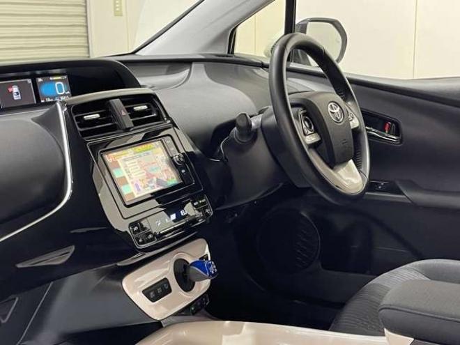 プリウス1.8 A E-Four 4WD　ナビ　フルセグ　Bluetooth　バックカメラ 1800