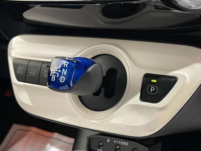 プリウス1.8 A E-Four 4WD　ナビ　フルセグ　Bluetooth　バックカメラ 1800