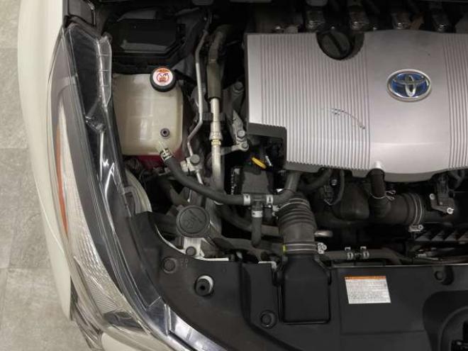 プリウス1.8 A E-Four 4WD　ナビ　フルセグ　Bluetooth　バックカメラ 1800