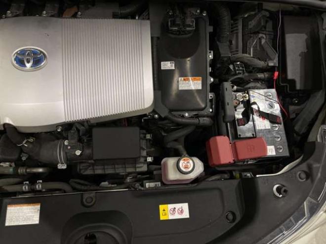 プリウス1.8 A E-Four 4WD　ナビ　フルセグ　Bluetooth　バックカメラ 1800