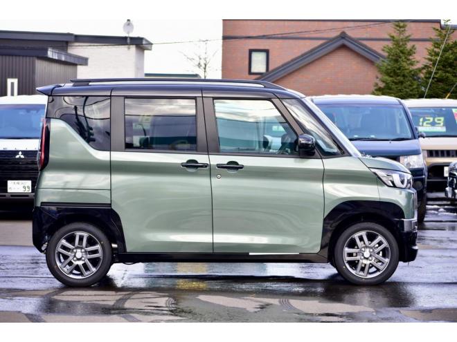 デリカミニＴプレミアム　４ＷＤ　届出済未使用車　前後デリカエンブレム　両側電動スライドドア　シート／ステアリングヒーター　全周囲カメラ