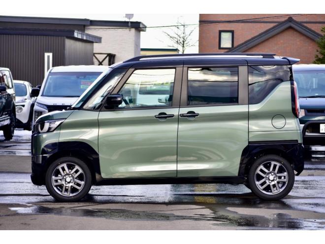 デリカミニＴプレミアム　４ＷＤ　届出済未使用車　前後デリカエンブレム　両側電動スライドドア　シート／ステアリングヒーター　全周囲カメラ