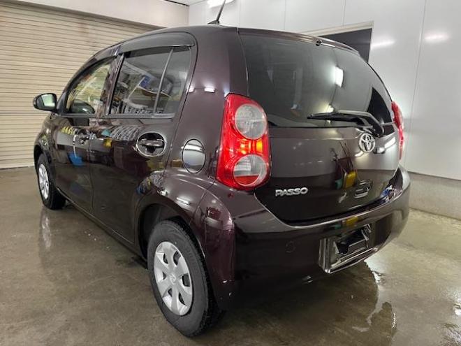 パッソ１．０Ｘ　クツロギ　本州仕入　ワンオーナー　禁煙車　ＷＡＫＯＳバリアスコーティング済　スタッドレスタイヤ付　純正ナビ（ワンセグ地デジ　Ｂｌｕｅｔｏｏｔｈオーディオ対応）＋バックカメラ　ＧＳユアサ製新品バッテリー付　エンジンスターター　スマートキー　フロントガラス熱線　ヘッドライトレベライザー　タイミングチェーン車 4WD 1000 5Dr