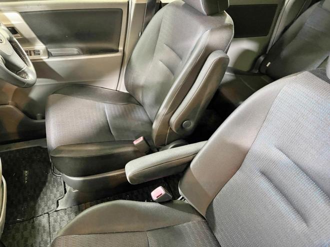 ヴォクシー2.0ZS 4WD 5年保証 スマキー ETC 寒冷地仕様 禁煙 車検整備2年付